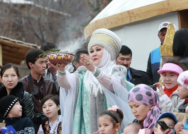 Кыргызстанцы во время празднования Нооруз. Архивное фото - Sputnik Кыргызстан