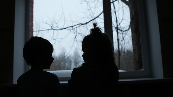 Дети смотрят в окно. Архивное фото - Sputnik Кыргызстан