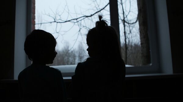 Дети возле окна. Архивное фото - Sputnik Кыргызстан