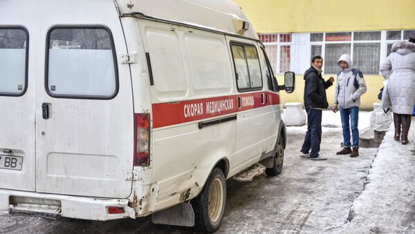 Машина скорой помощи возле входа в городскую больницу. - Sputnik Кыргызстан