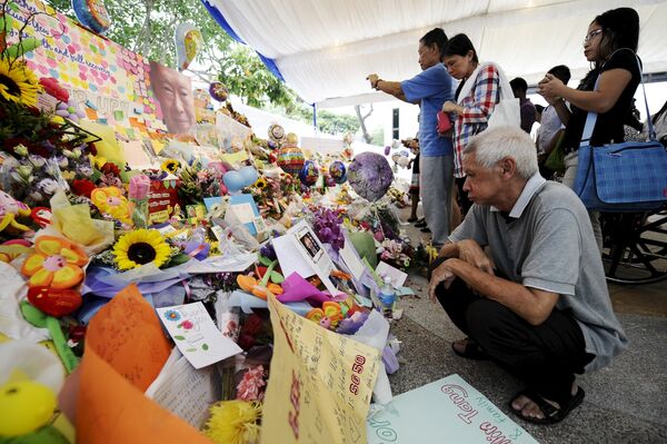 Жители Сингапура пришли почтить память бывшему премьер-министру Ли Куан Ю - Sputnik Кыргызстан