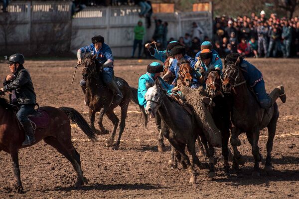 Традиционная конная игра кок-бору в Бишкеке. Архивное фото - Sputnik Кыргызстан