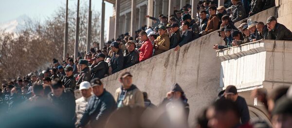 Зрители на соревнованиях по кок-бору. Архивное фото Зрители на соревнованиях по кок-бору. Архивное фото - Sputnik Кыргызстан