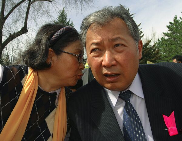 Лидеры оппозиционного движения Курманбек Бакиев и Роза Отунбаева - Sputnik Кыргызстан