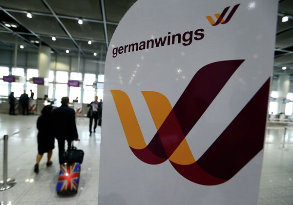 Логотип авиакомпании Germanwings у входа в аэропорт Дюссельдорфа. Архивное фото - Sputnik Кыргызстан