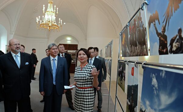 Президент Алмазбек Атамбаев и Генеральный секретарь ОБСЕ Ламберто Заньер посетили фотовыставку «Кыргызстан - шанс для молодой демократии» - Sputnik Кыргызстан