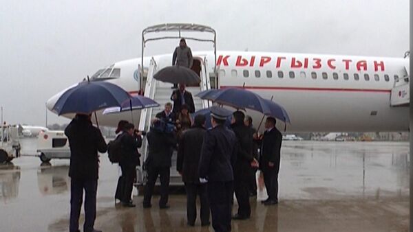 Франция встретила Алмазбека Атамбаева весенним дождем - Sputnik Кыргызстан