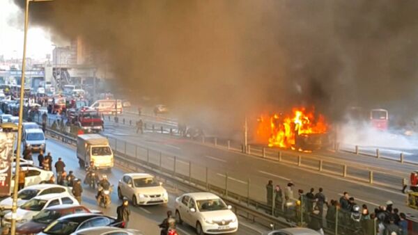Пожарные тушили охваченный пламенем скоростной автобус в Стамбуле - Sputnik Кыргызстан