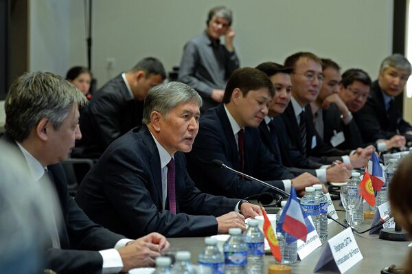 Президент Алмазбек Атамбаев принял участие в кыргызско-французском бизнес-форуме - Sputnik Кыргызстан