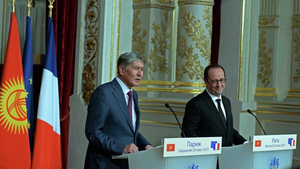 Президент Алмазбек Атамбаев и президент Франции Франсуа Олланд. Архивное фото - Sputnik Кыргызстан