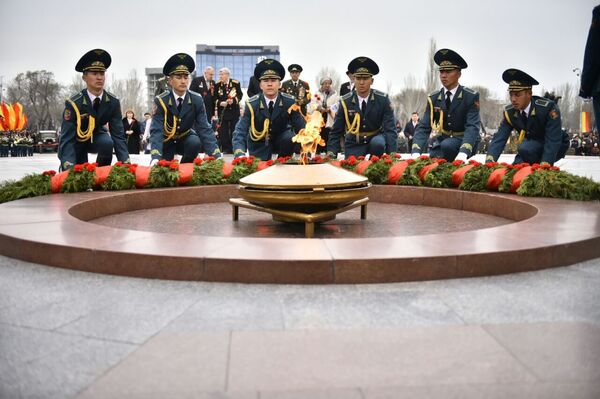 В Бишкеке на площади Победы состоялась Эстафета памяти - Sputnik Кыргызстан