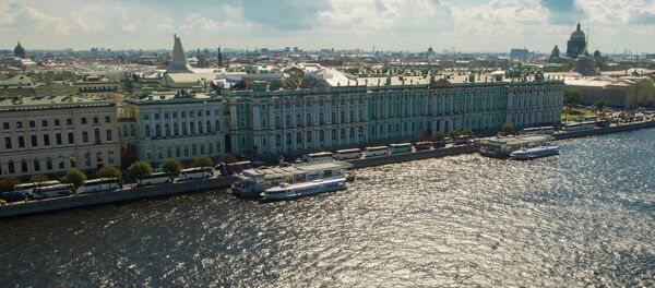 Вид на Неву, Дворцовую набережную и Государственный Эрмитаж в Санкт-Петербурге. Архивное фото - Sputnik Кыргызстан