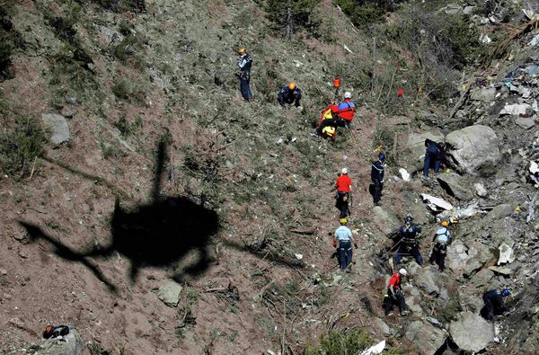 Поисково-спасательные работы на месте крушения самолета Airbus A320 на юго-востоке Франции - Sputnik Кыргызстан