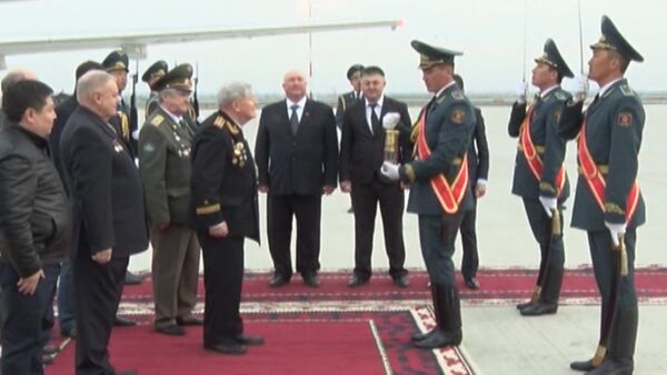 Ветераны ВОВ из Санкт-Петербурга забрали частичку Вечного огня из Бишкека - Sputnik Кыргызстан