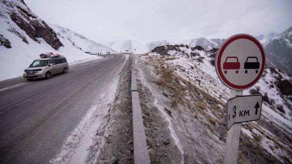 Дорожный знак Обгон запрещен. Архивное фото - Sputnik Кыргызстан