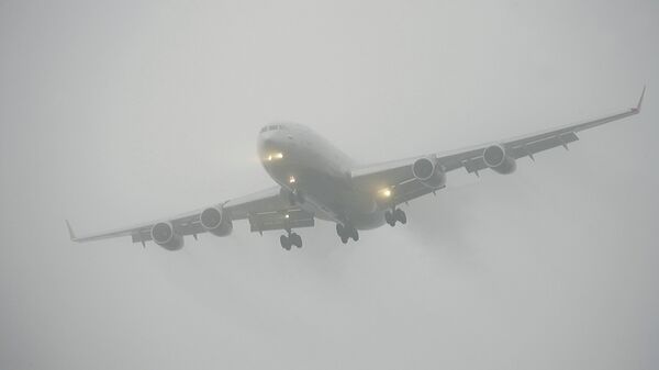 Самолет заходит на посадку во время тумана. Архивное фото - Sputnik Кыргызстан