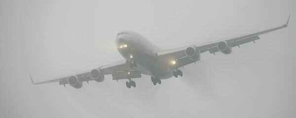 Самолет во время посадки в сложных метеоусловиях. Архивное фото - Sputnik Кыргызстан