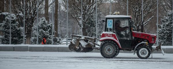 Борьба коммунальщиков со снегом. Архивное фото - Sputnik Кыргызстан