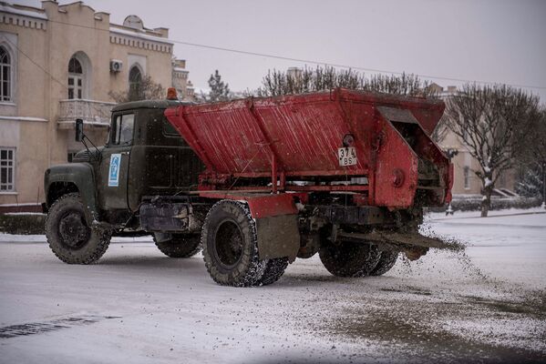 Борьба коммунальщиков с весенним снегом - Sputnik Кыргызстан