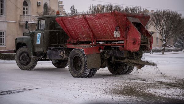 Борьба коммунальщиков с весенним снегом - Sputnik Кыргызстан