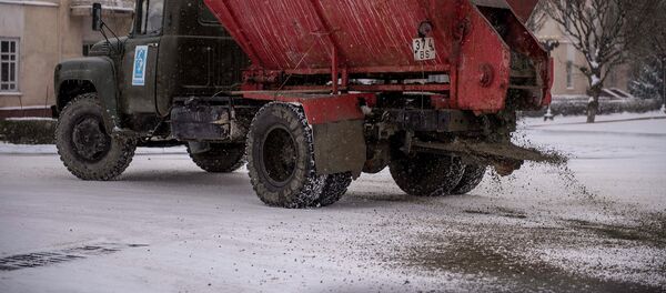 Борьба коммунальщиков с весенним снегом - Sputnik Кыргызстан