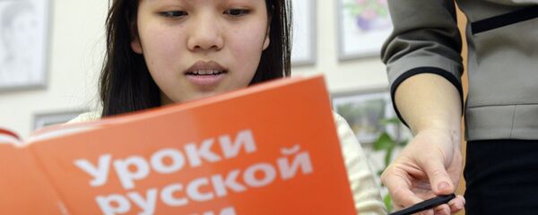 Учащаяся во время урока русского языка. Архивное фото - Sputnik Кыргызстан