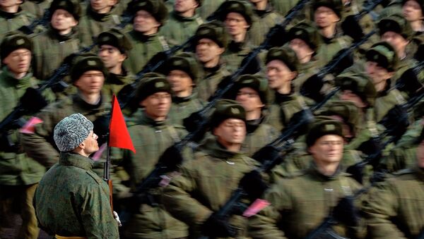 Военнослужащие во время совместной тренировки пеших и механизированных колонн перед Парадом Победы. Архивное фото - Sputnik Кыргызстан
