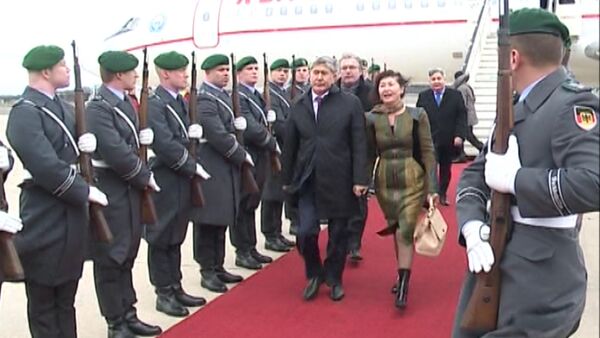 Алмазбека Атамбаева в Германии встретила рота Почетного караула - Sputnik Кыргызстан