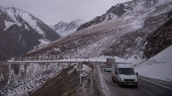 Автомобили на перевале Тоо-Ашуу. Архивное фото - Sputnik Кыргызстан