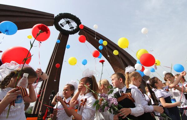 Школьники запускают воздушные шары в память о Великой Отечественной войне. Архивное фото - Sputnik Кыргызстан