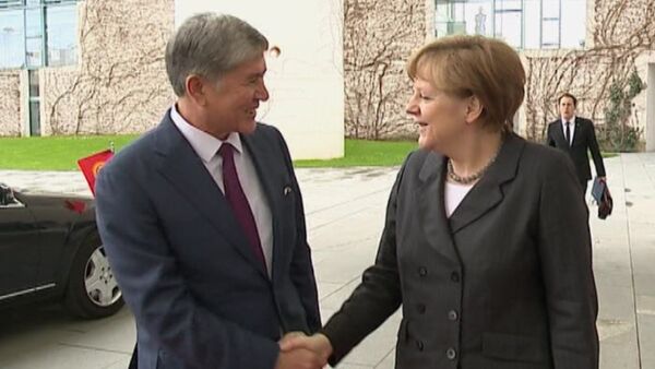 Алмазбек Атамбаев поговорил с Ангелой Меркель по-русски - Sputnik Кыргызстан