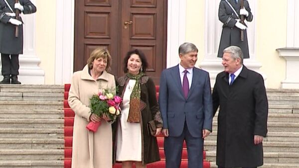 Крепкие рукопожатия президента Кыргызстана и ФРГ - Sputnik Кыргызстан