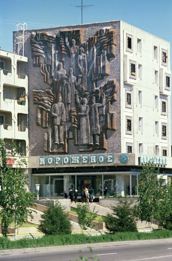 Жилой дом в 10-м микрорайоне. Архитектура города Фрунзе. фото 1979 г. - Sputnik Кыргызстан