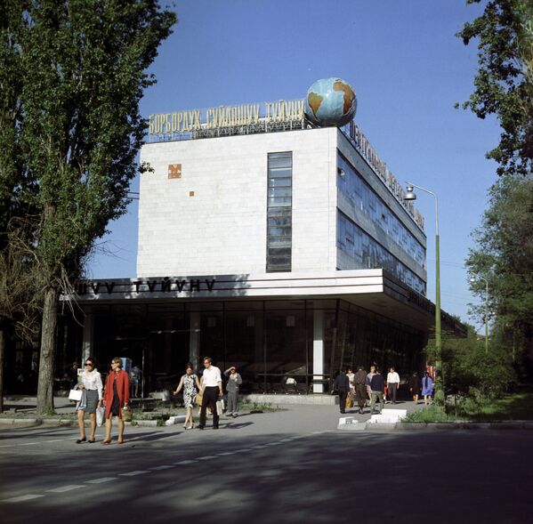 Центральный междугородный переговорный пункт. фото 1971 г. - Sputnik Кыргызстан