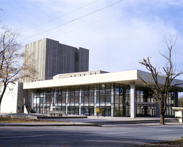 Здание Государственного национального театра. фото 1971 г. - Sputnik Кыргызстан