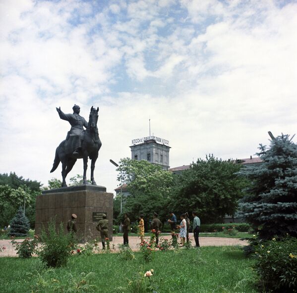 Памятник Михаилу Васильевичу Фрунзе. фото 1969 г. - Sputnik Кыргызстан