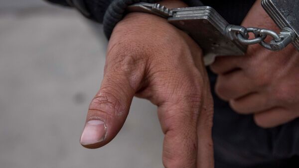 Руки в наручниках. Архивное фото - Sputnik Кыргызстан