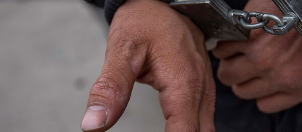 Руки в наручниках. - Sputnik Кыргызстан