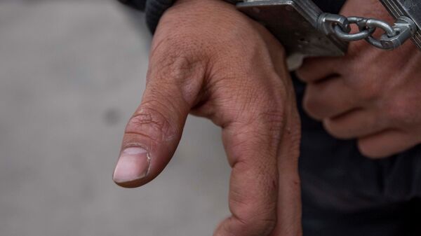 Задержанный в наручниках. Архивное фото - Sputnik Кыргызстан