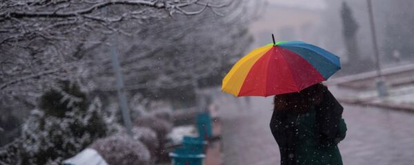 Прохожий с зонтиком на аллее. Архивное фото - Sputnik Кыргызстан