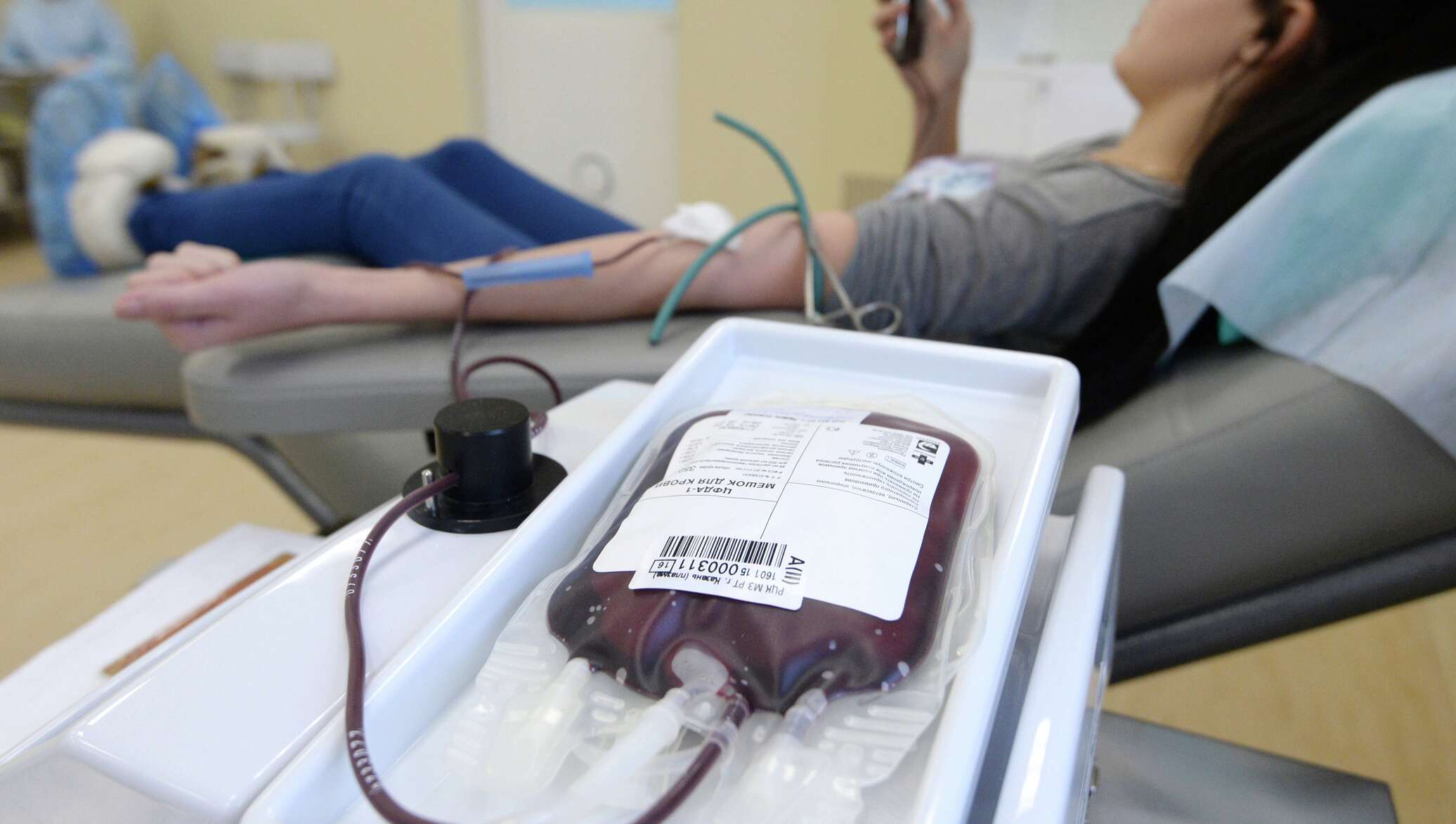 Донорский центр крови. Донорство. Переливание крови девушке.