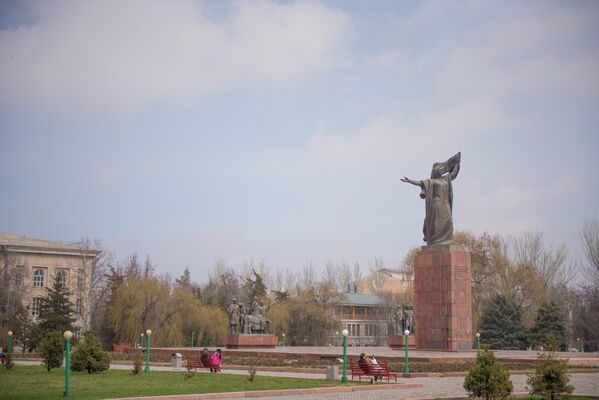 Памятник Уркуе Салиевой. фото 2015 г. - Sputnik Кыргызстан
