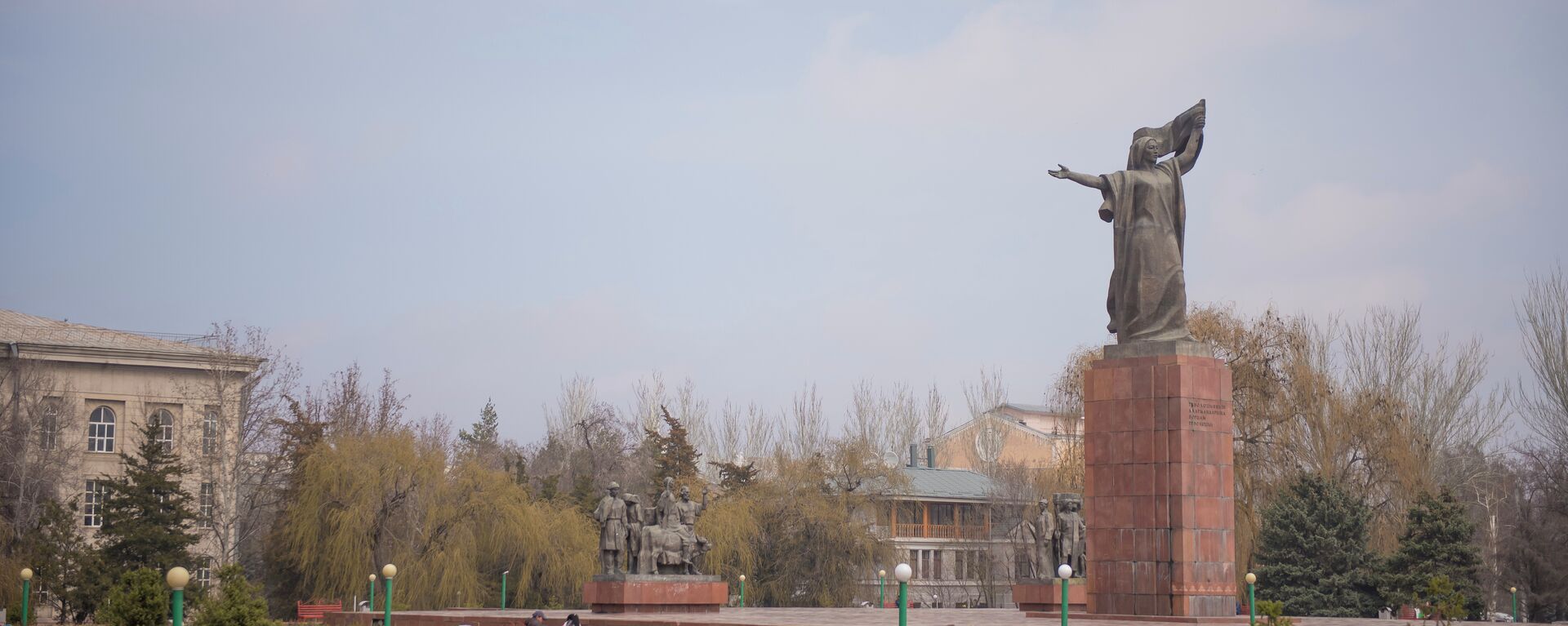Памятник Уркуе Салиевой. 2015 г. - Sputnik Кыргызстан, 1920, 08.04.2017