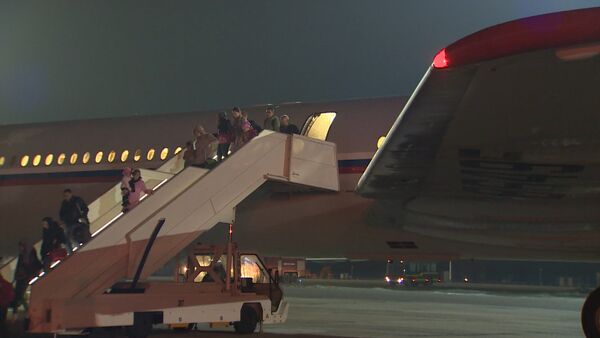 Борт с эвакуированными из Йемена россиянами прибыл в РФ. Кадры с аэродрома - Sputnik Кыргызстан