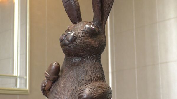 Из шоколада и с бриллиантами - какого кролика сделали в Лондоне к Пасхе - Sputnik Кыргызстан