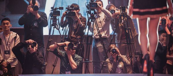 Операторы во время съемки конкурса. Архивное фото Операторы во время съемки конкурса. Архивное фото - Sputnik Кыргызстан
