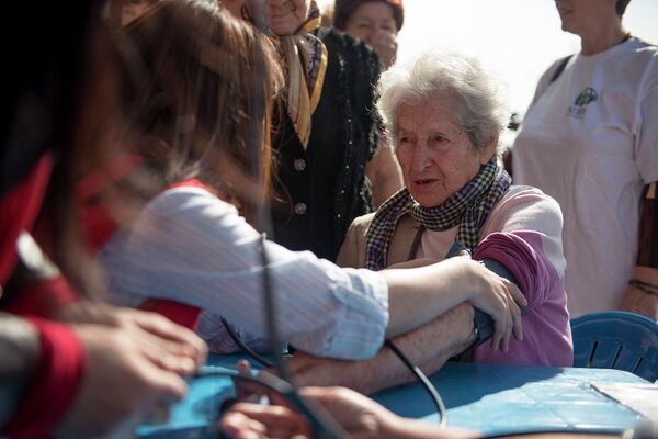 Измерение давления у пожилой женщины. Архивное фото - Sputnik Кыргызстан