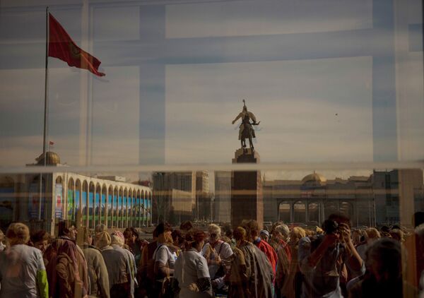 Люди на главной площади столицы. Архивное фото - Sputnik Кыргызстан