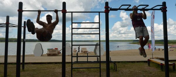 Молодые парни подтягиваются на турнике. Архивное фото Молодые парни подтягиваются на турнике. Архивное фото - Sputnik Кыргызстан