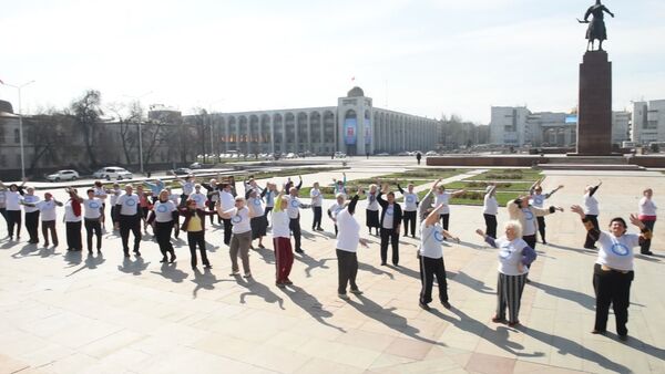 На зарядку идут одни старики — флешмоб на площади Бишкека - Sputnik Кыргызстан